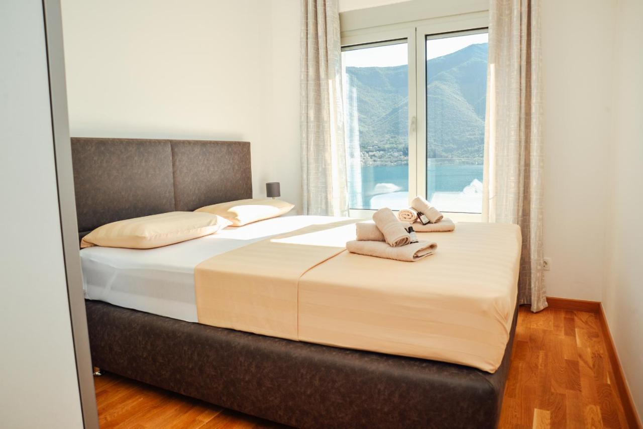Ily Apartment With Sea View Cattaro Esterno foto