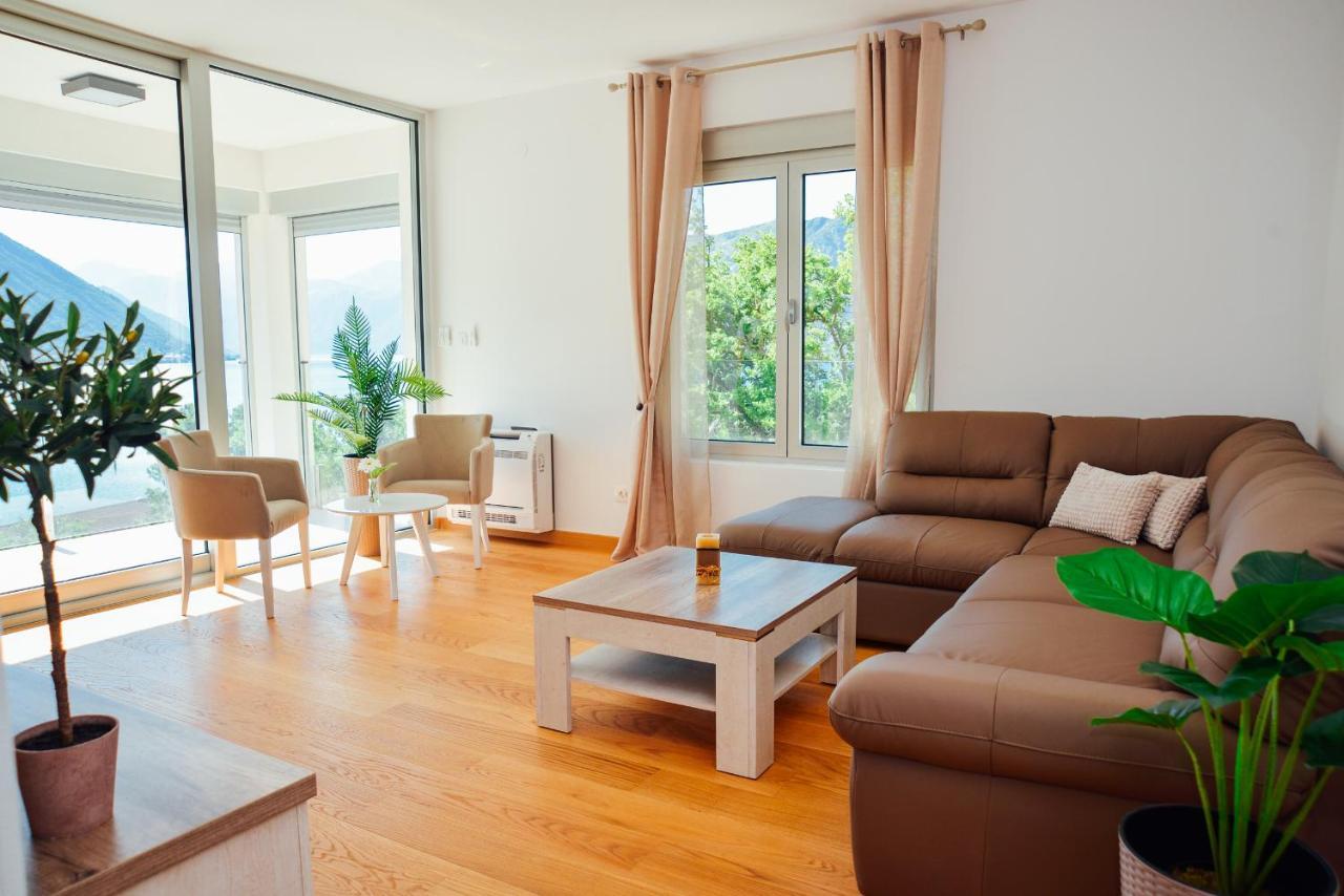 Ily Apartment With Sea View Cattaro Esterno foto