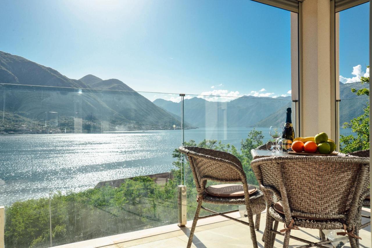 Ily Apartment With Sea View Cattaro Esterno foto