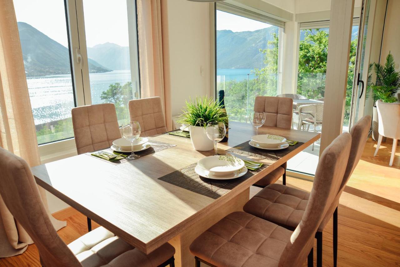 Ily Apartment With Sea View Cattaro Esterno foto