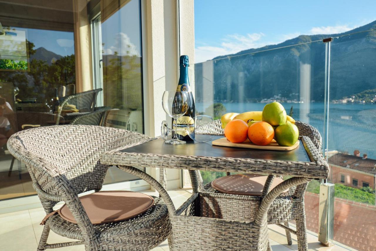 Ily Apartment With Sea View Cattaro Esterno foto