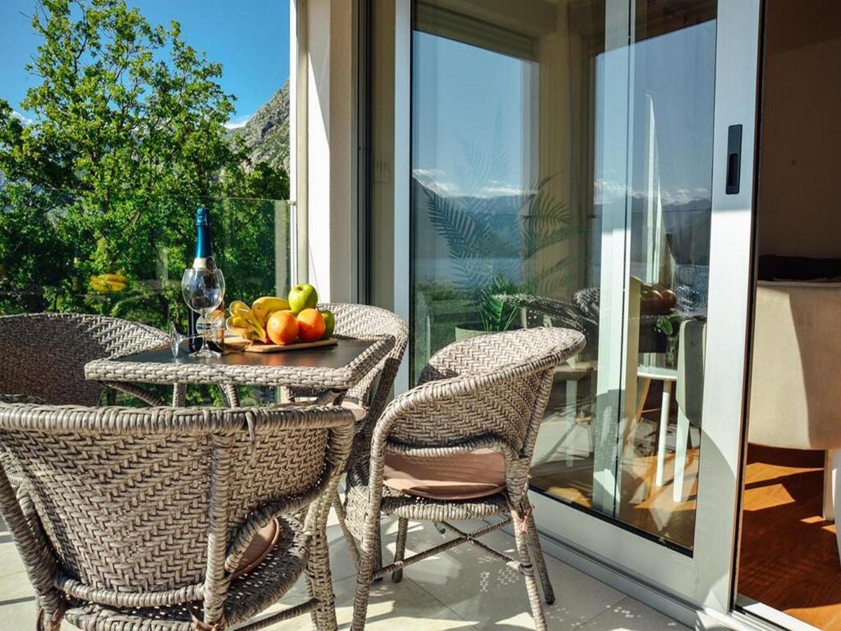 Ily Apartment With Sea View Cattaro Esterno foto